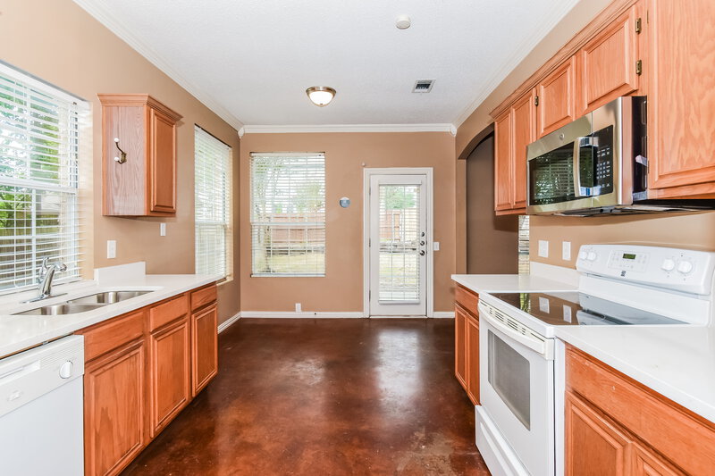 1,950/Mo, 707 Glenwood Ct McKinney, TX 75071 Kitchen View 2