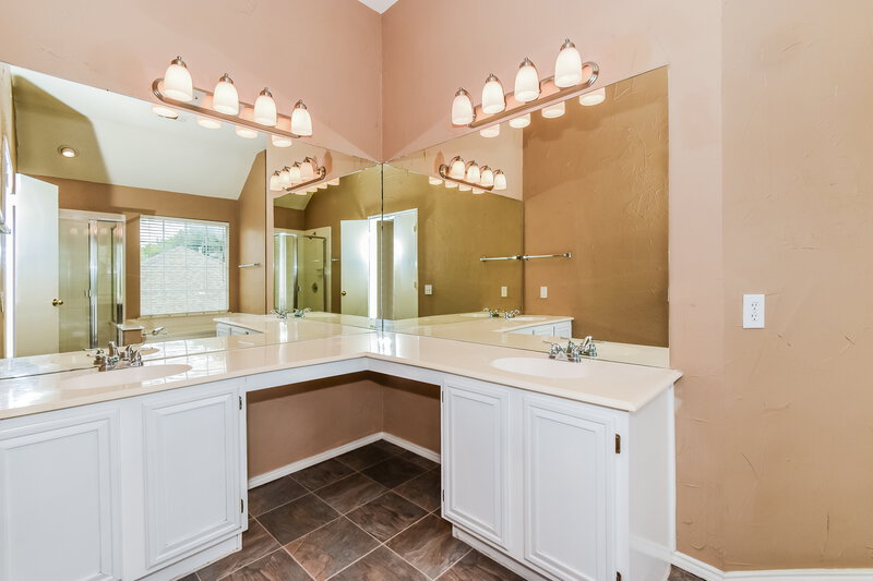 1,950/Mo, 707 Glenwood Ct McKinney, TX 75071 Main Bathroom View