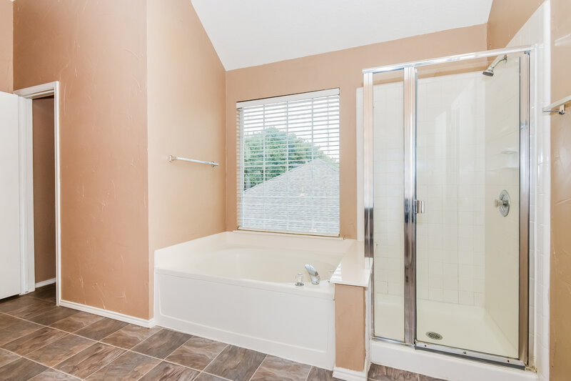 1,950/Mo, 707 Glenwood Ct McKinney, TX 75071 Main Bathroom View 2