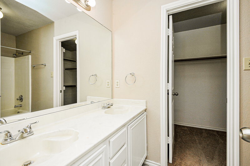 1,825/Mo, 840 Voltamp Dr Fort Worth, TX 76108 Main Bathroom View
