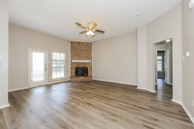 3,110/Mo, 713 Crenshaw Dr Cedar Hill, TX 75104 Living Room View 2