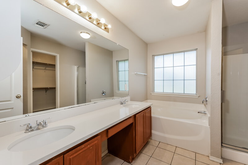 3,110/Mo, 713 Crenshaw Dr Cedar Hill, TX 75104 Main Bathroom View