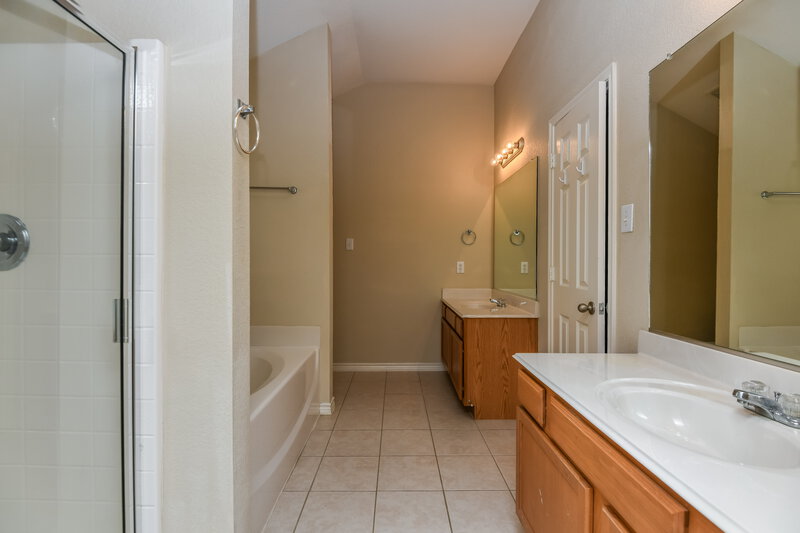 2,300/Mo, 3912 Big Thicket Dr Fort Worth, TX 76244 Main Bathroom View