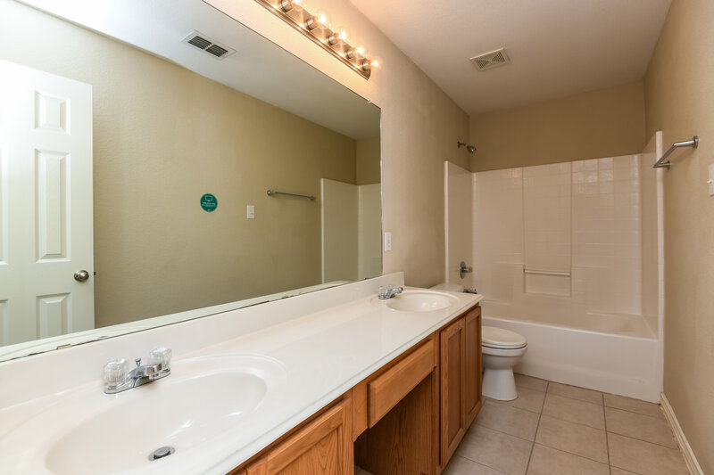 2,300/Mo, 3912 Big Thicket Dr Fort Worth, TX 76244 Bathroom View