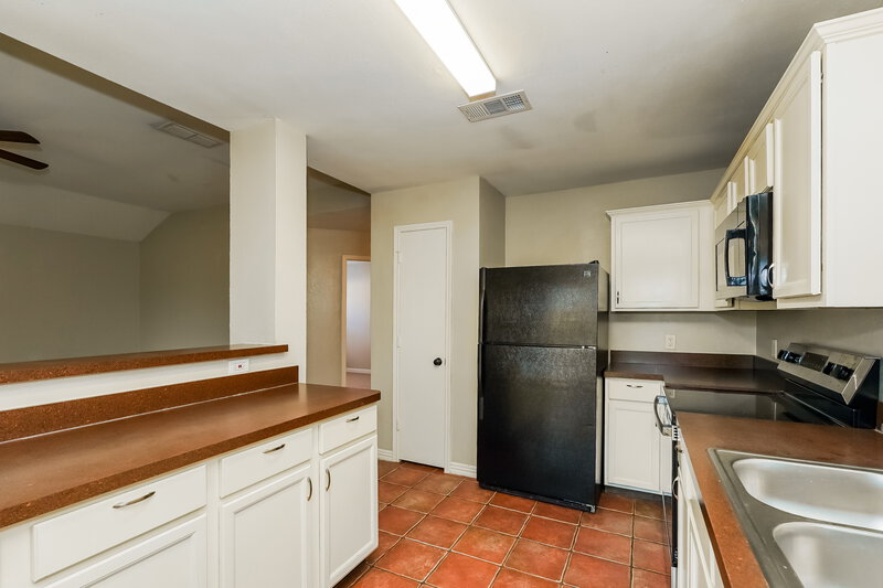 2,270/Mo, 1001 Springcreek Dr Denton, TX 76210 Kitchen View 2
