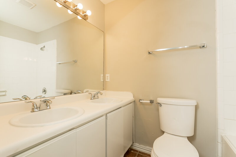 1,960/Mo, 1001 Springcreek Dr Denton, TX 76210 Main Bathroom View
