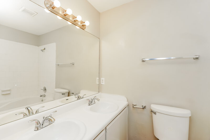 2,270/Mo, 1001 Springcreek Dr Denton, TX 76210 Main Bathroom View