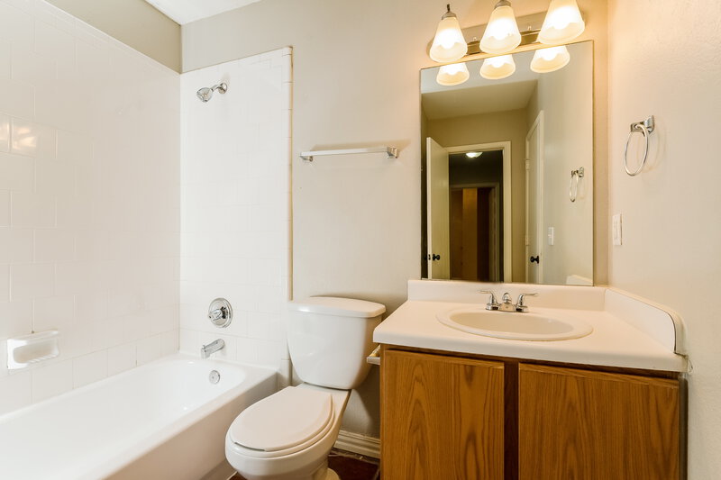 1,960/Mo, 1001 Springcreek Dr Denton, TX 76210 Bathroom View