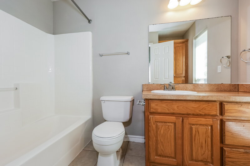 2,235/Mo, 409 Partridge Cir Desoto, TX 75115 Main Bathroom View