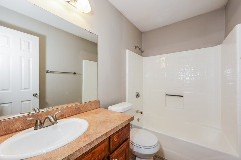 2,235/Mo, 409 Partridge Cir Desoto, TX 75115 Bathroom View 2