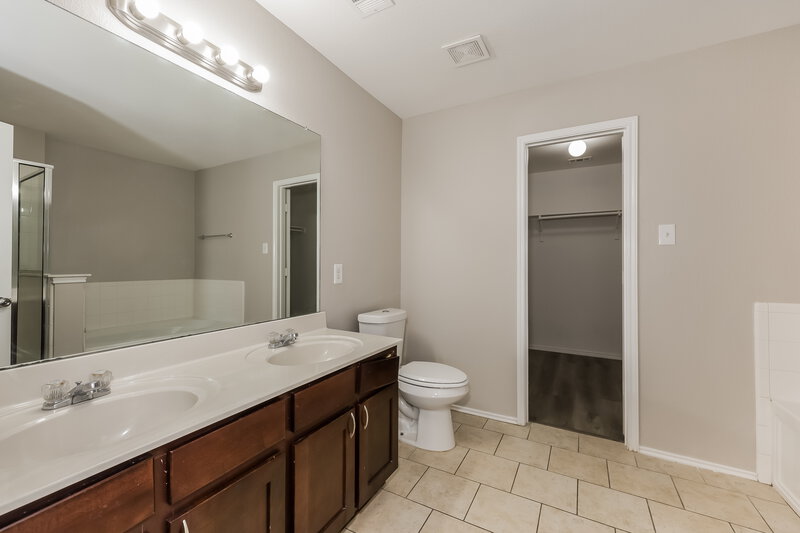 3,560/Mo, 5965 Harbor Glen Dr Dallas, TX 75249 Main Bathroom View