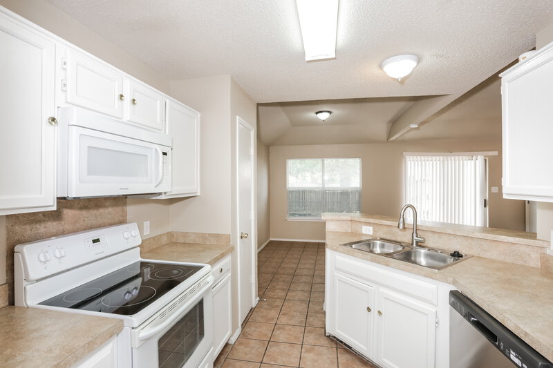 2,110/Mo, 200 Rosewood Ln Cedar Hill, TX 75104 Kitchen View