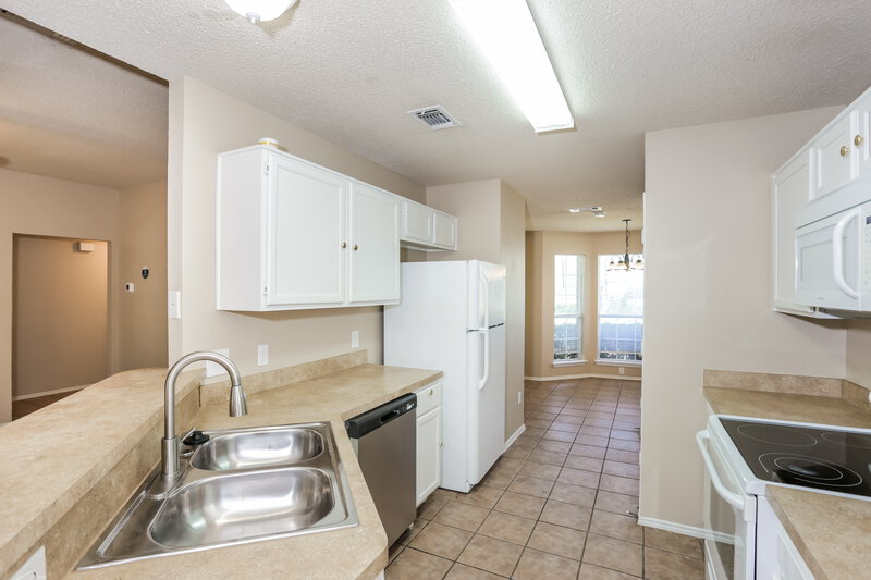 2,110/Mo, 200 Rosewood Ln Cedar Hill, TX 75104 Kitchen View 2