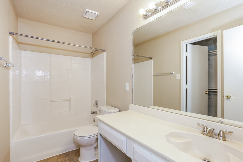 2,110/Mo, 200 Rosewood Ln Cedar Hill, TX 75104 Main Bathroom View