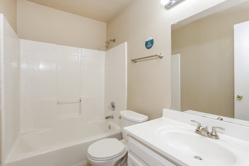 2,110/Mo, 200 Rosewood Ln Cedar Hill, TX 75104 Bathroom View