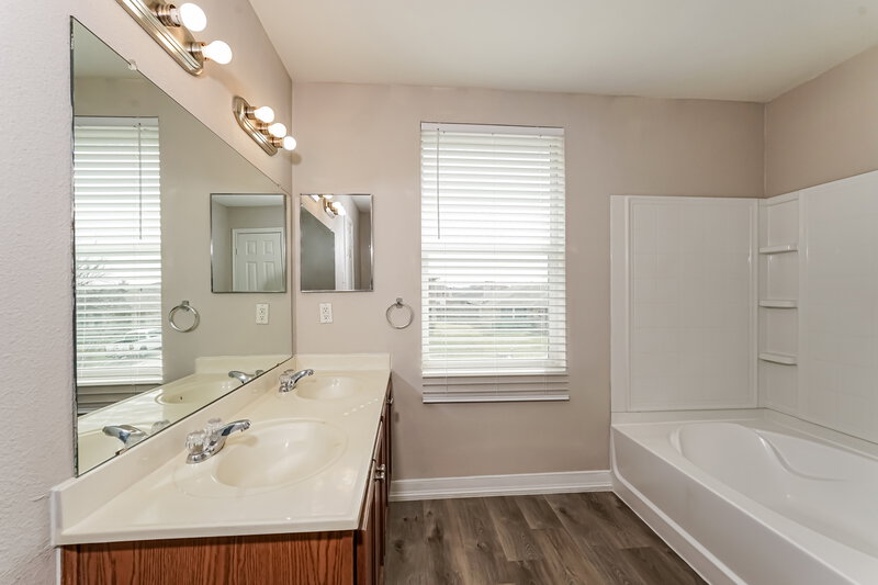 2,290/Mo, 1408 Erin Dr Burleson, TX 76028 Main Bathroom View