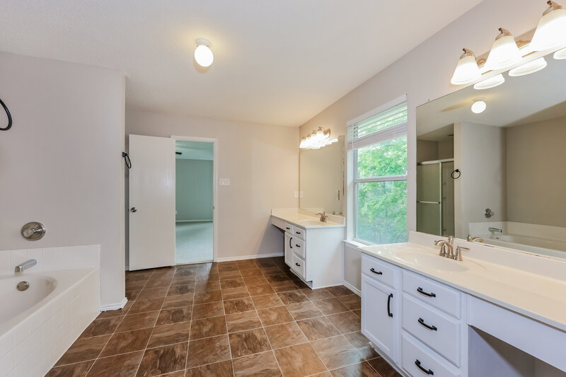 2,725/Mo, 7912 Whitney Ln Fort Worth, TX 76112 Main Bathroom View