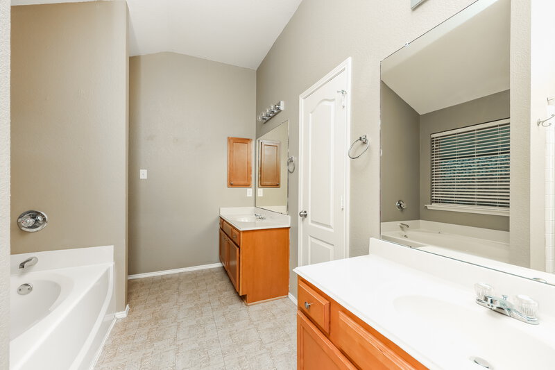 2,290/Mo, 6528 Fitzgerald St Fort Worth, TX 76179 Main Bathroom View