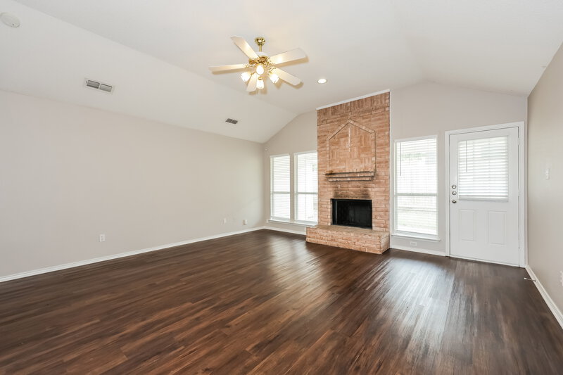 1,985/Mo, 824 Bentree Dr Fort Worth, TX 76120 Living Room View