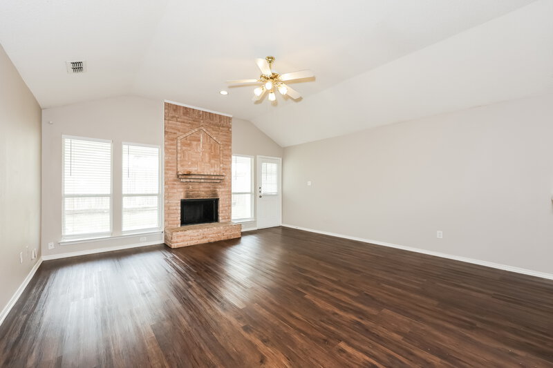 1,985/Mo, 824 Bentree Dr Fort Worth, TX 76120 Living Room View 2