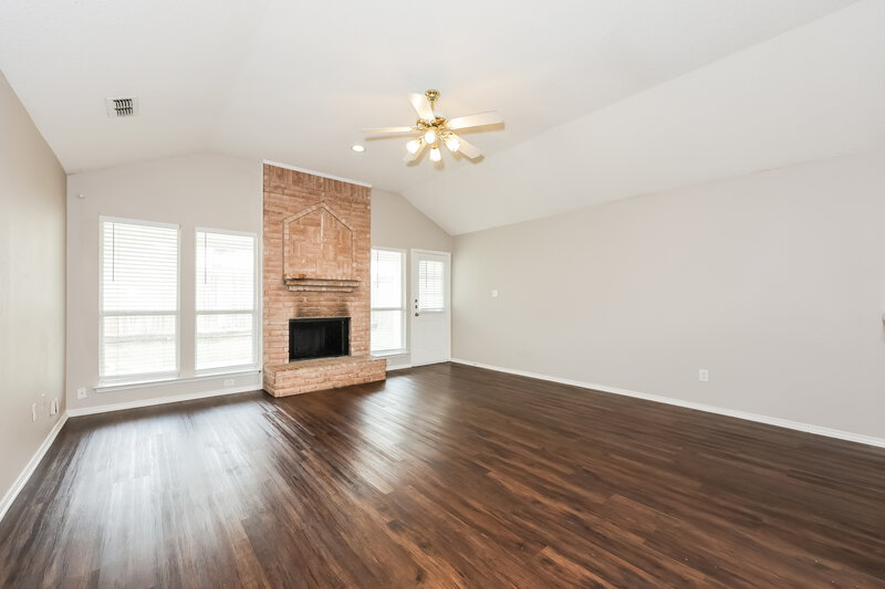 2,130/Mo, 824 Bentree Dr Fort Worth, TX 76120 Living Room View 2