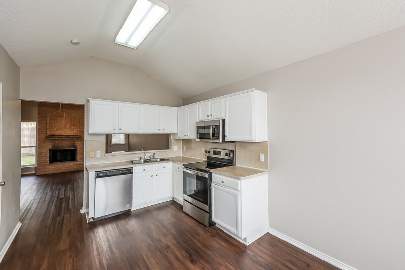 2,130/Mo, 824 Bentree Dr Fort Worth, TX 76120 Kitchen View
