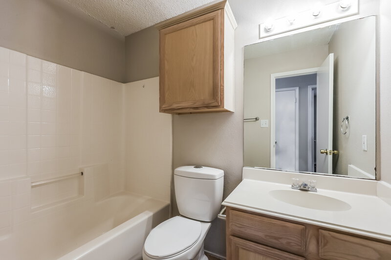 1,985/Mo, 824 Bentree Dr Fort Worth, TX 76120 Bathroom View