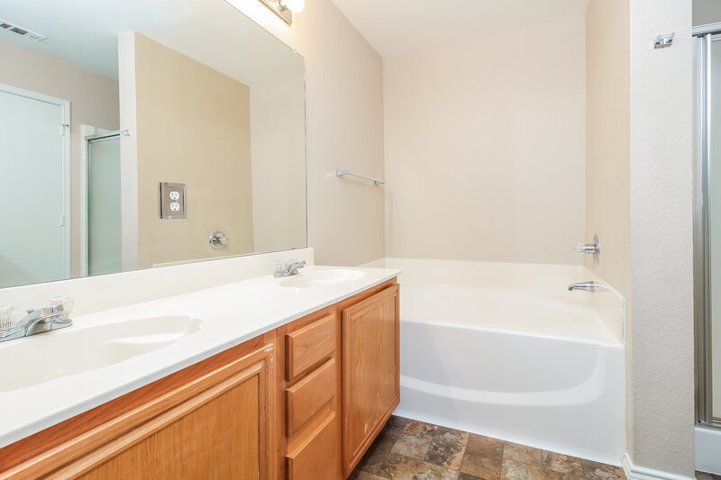 2,075/Mo, 310 O'Hara Anna, TX 75409 Main Bathroom View