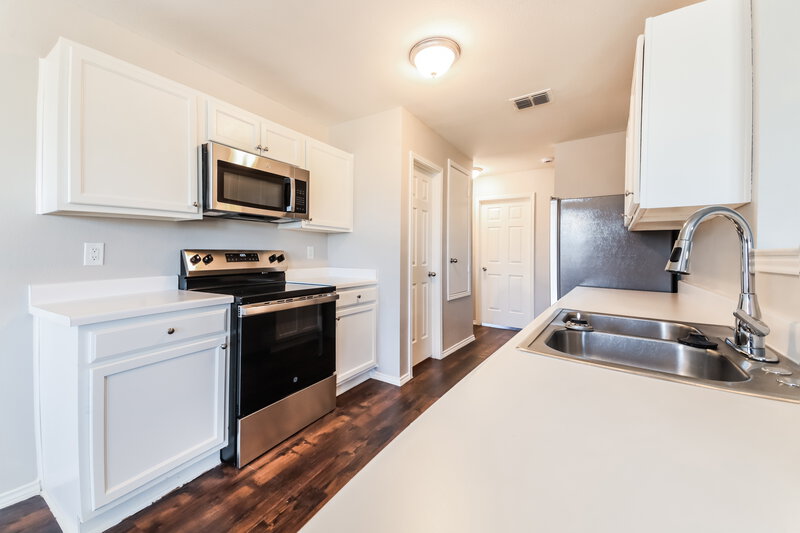 2,095/Mo, 1412 Laurel Ln Royse City, TX 75189 Kitchen View 2