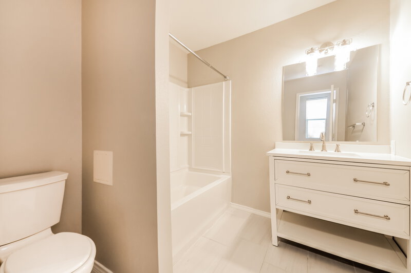 2,095/Mo, 1412 Laurel Ln Royse City, TX 75189 Main Bathroom View