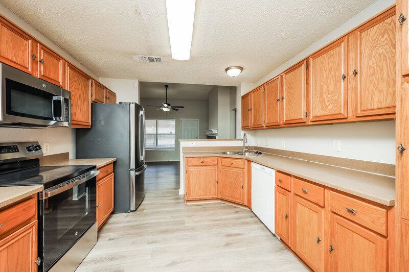 2,225/Mo, 2604 Park Valley Dr Mesquite, TX 75181 Kitchen View 2