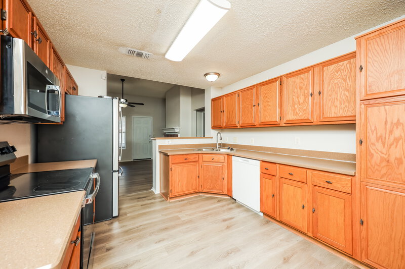 2,225/Mo, 2604 Park Valley Dr Mesquite, TX 75181 Kitchen View 3