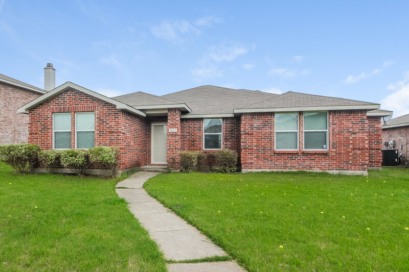 2,265/Mo, 1017 Hollow Oak Rd Lancaster, TX 75134 External View