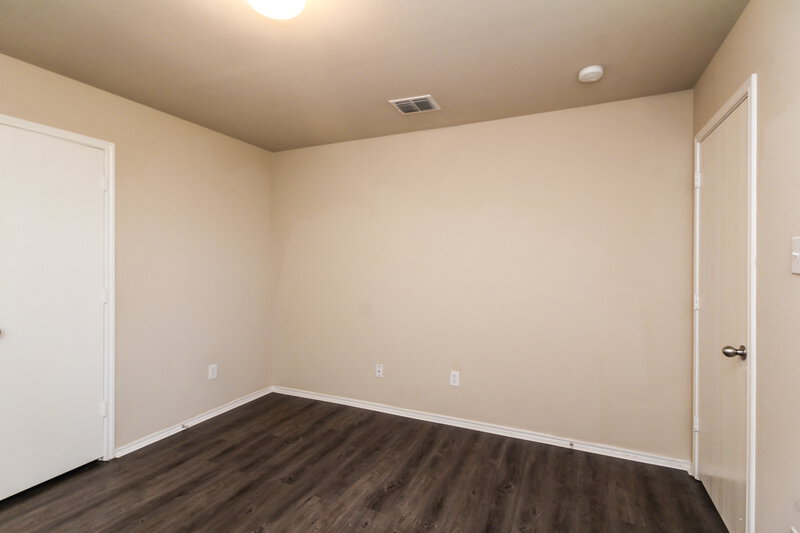 2,265/Mo, 1017 Hollow Oak Rd Lancaster, TX 75134 Bedroom View 3