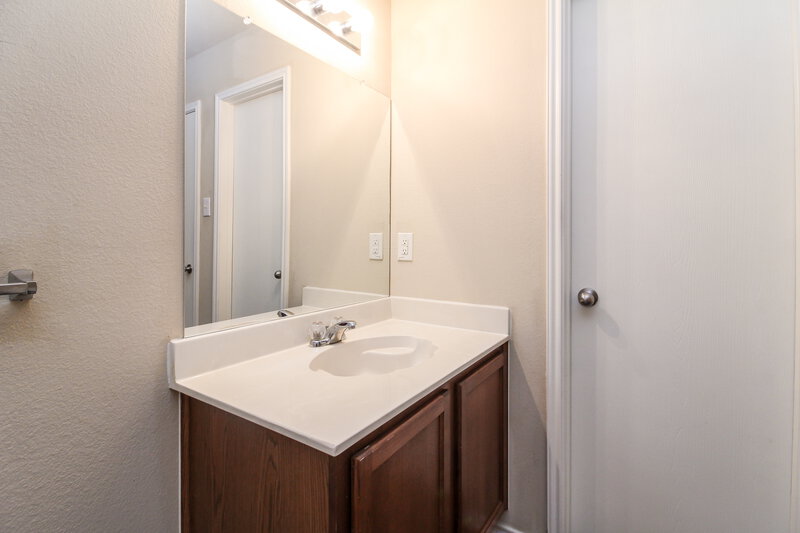 2,265/Mo, 1017 Hollow Oak Rd Lancaster, TX 75134 Bathroom View