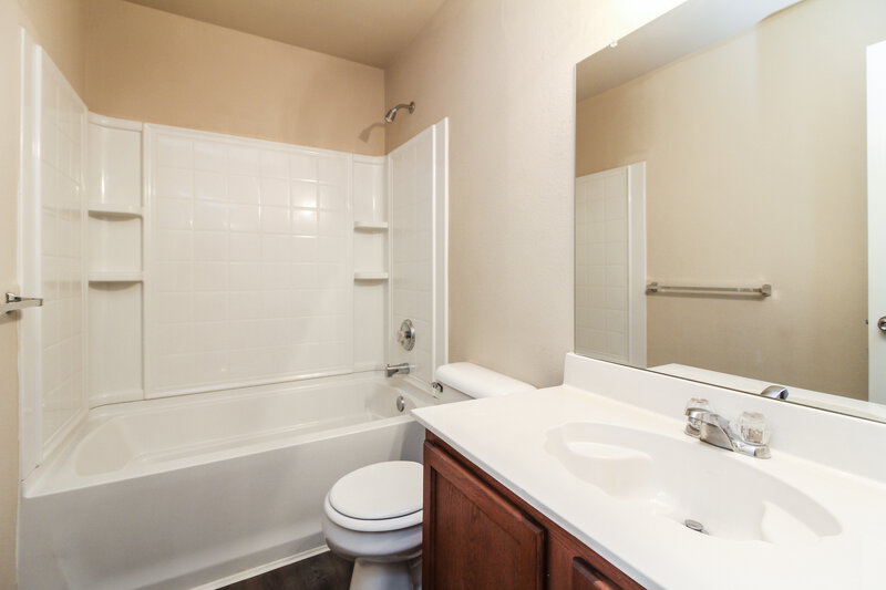 2,265/Mo, 1017 Hollow Oak Rd Lancaster, TX 75134 Bathroom View 2