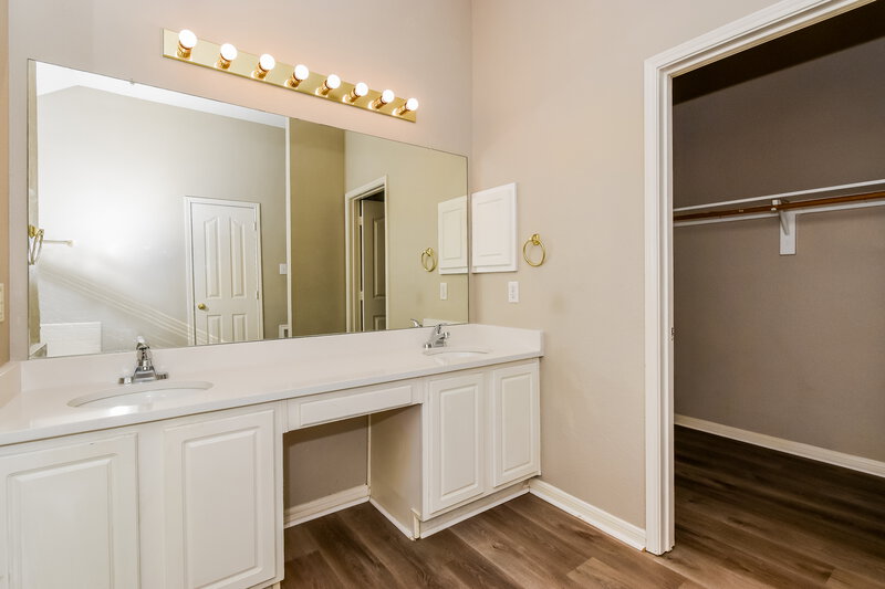 2,525/Mo, 1609 Lone Hollow Ct Garland, TX 75040 Main Bathroom View 2