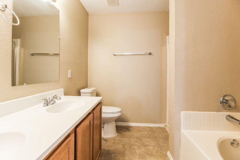 3,270/Mo, 9109 Glen Falls Ln Denton, TX 76210 Main Bathroom View