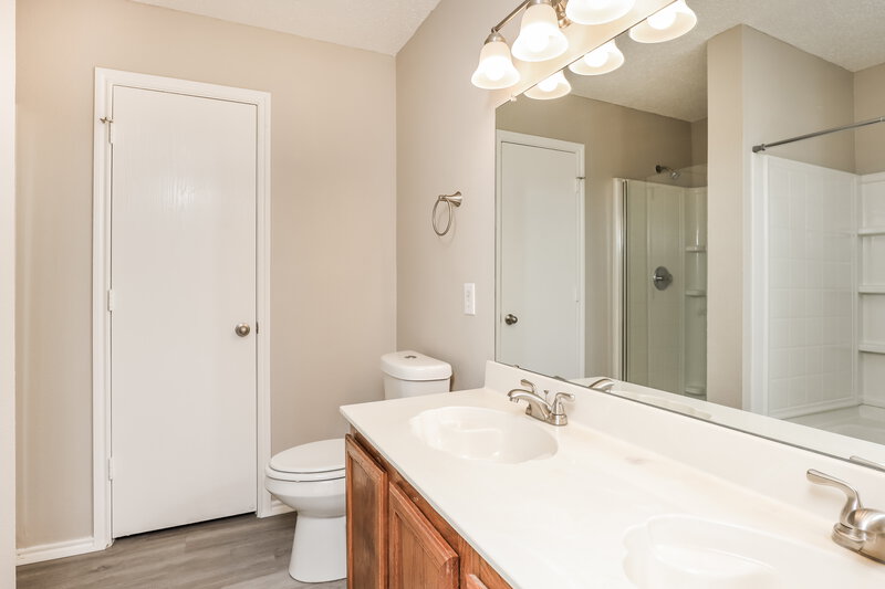 2,545/Mo, 2909 Paint Brush Pl Lancaster, TX 75134 Main Bathroom View