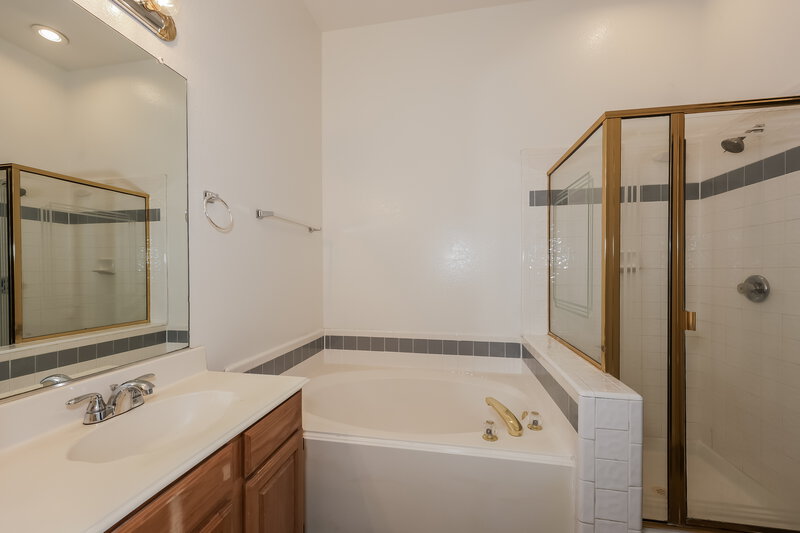 2,255/Mo, 5002 Wordsworth Dr Garland, TX 75043 Main Bathroom View