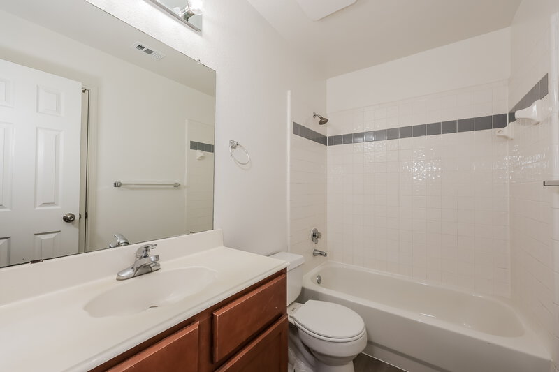 2,255/Mo, 5002 Wordsworth Dr Garland, TX 75043 Bathroom View