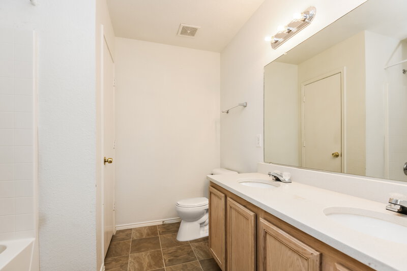 2,100/Mo, 1977 Lariat Dr Justin, TX 76247 Main Bathroom View