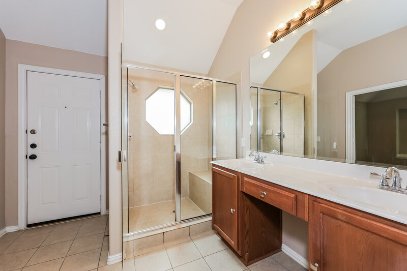 2,380/Mo, 648 Vickie St Crowley, TX 76036 Main Bathroom View