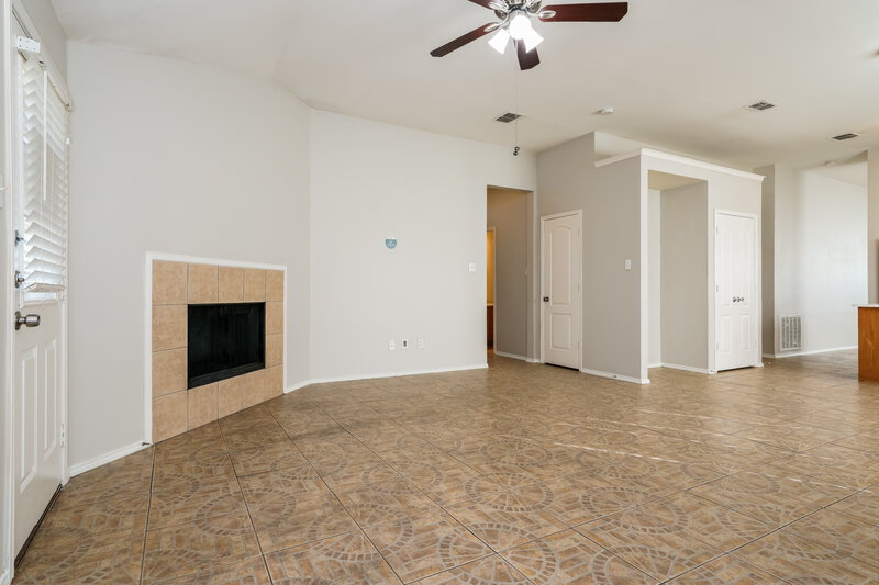2,335/Mo, 939 Plumeria Dr Arlington, TX 76002 Family Room View 2