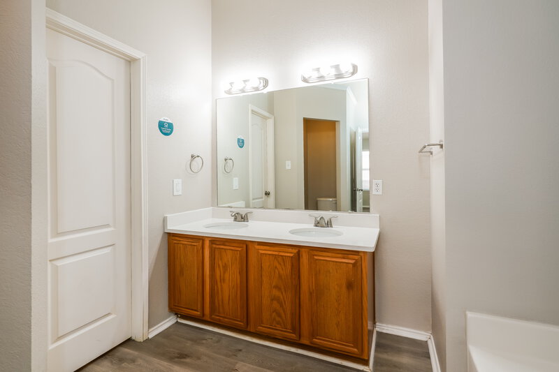 2,335/Mo, 939 Plumeria Dr Arlington, TX 76002 Main Bathroom View