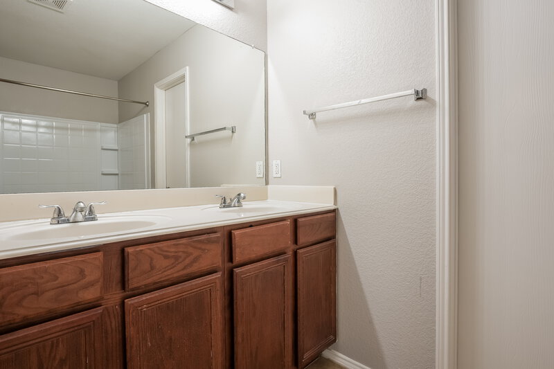 2,750/Mo, 1625 Grassy View Dr Fort Worth, TX 76177 Main Bathroom View
