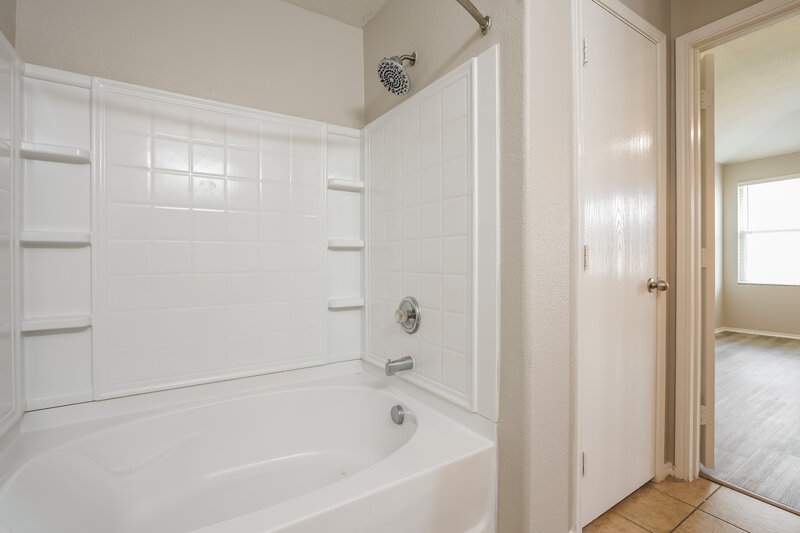 2,750/Mo, 1625 Grassy View Dr Fort Worth, TX 76177 Main Bathroom View 2