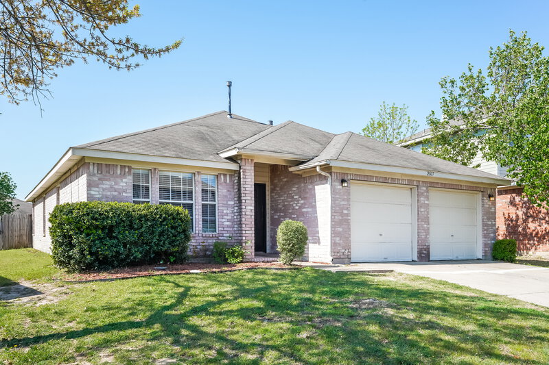 2,535/Mo, 2807 N Hampton Dr Grand Prairie, TX 75052 Front View