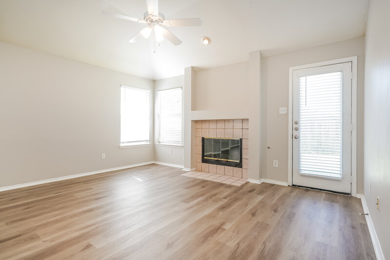 2,535/Mo, 2807 N Hampton Dr Grand Prairie, TX 75052 Family Room View