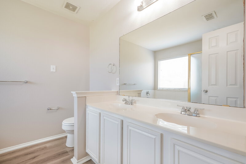 2,535/Mo, 2807 N Hampton Dr Grand Prairie, TX 75052 Main Bathroom View